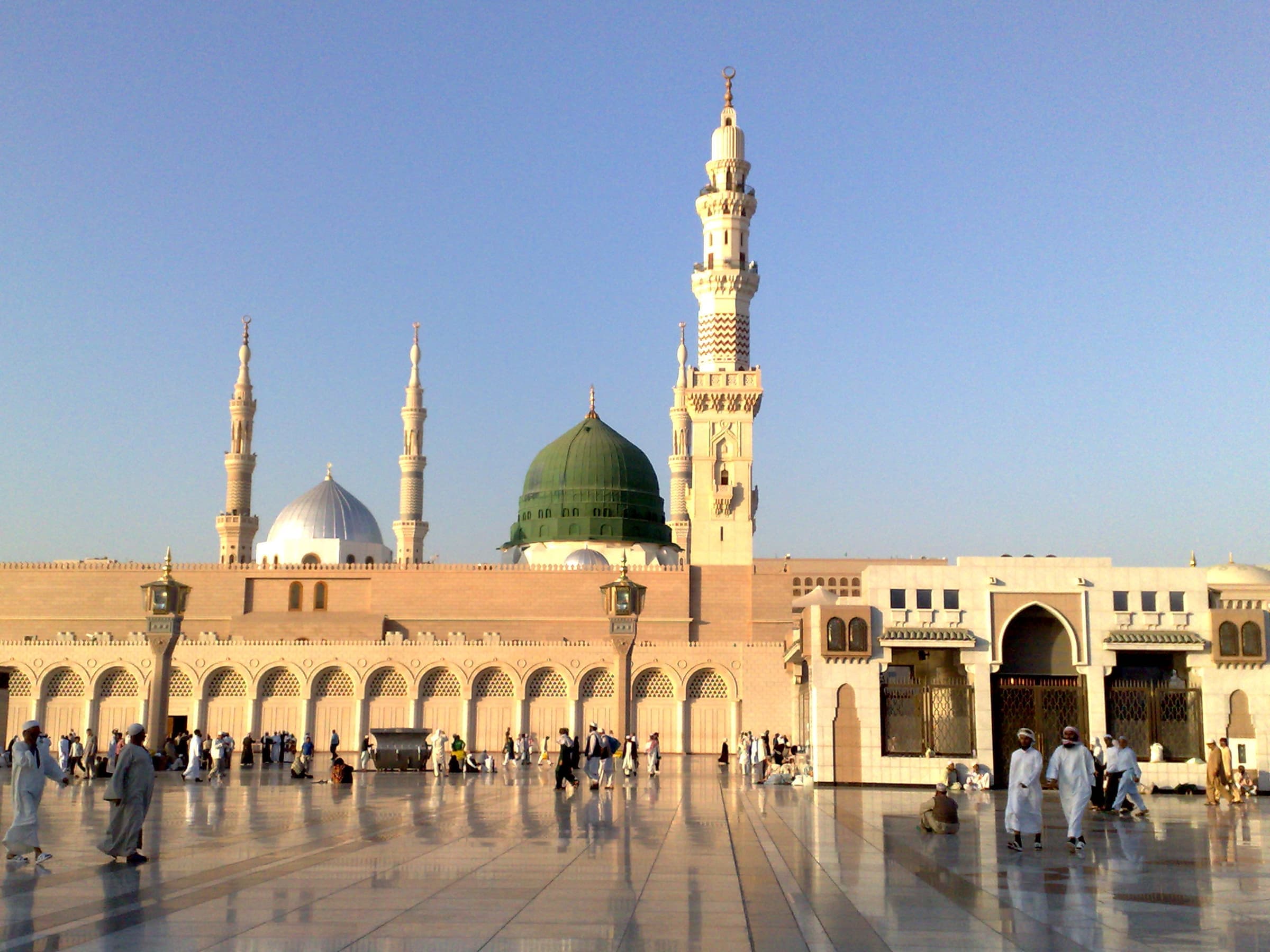 Masjid an-Nabawi in soft morning light, with the Green Dome and minarets above the courtyard